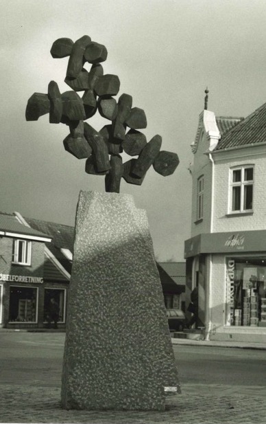 Friheds skulptur, granit/jern, Tinghusvej/Vestergade Kjellerup